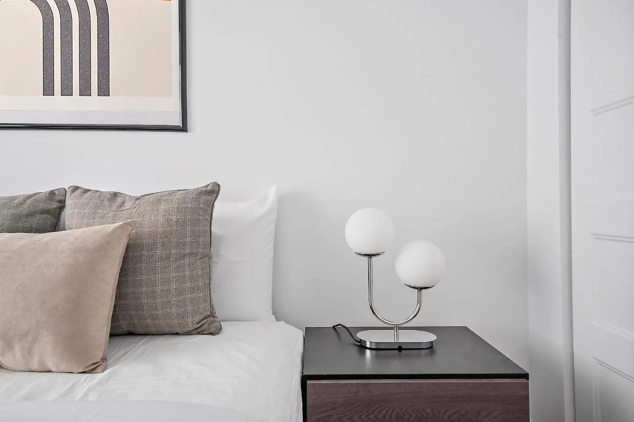 Brand New Contemporary 2-Bedroom Apartment Montreal Holiday home